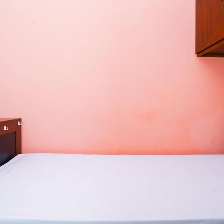 Готель Oyo Life 2309 Kost Si Mbok Vivi Сурабая Екстер'єр фото
