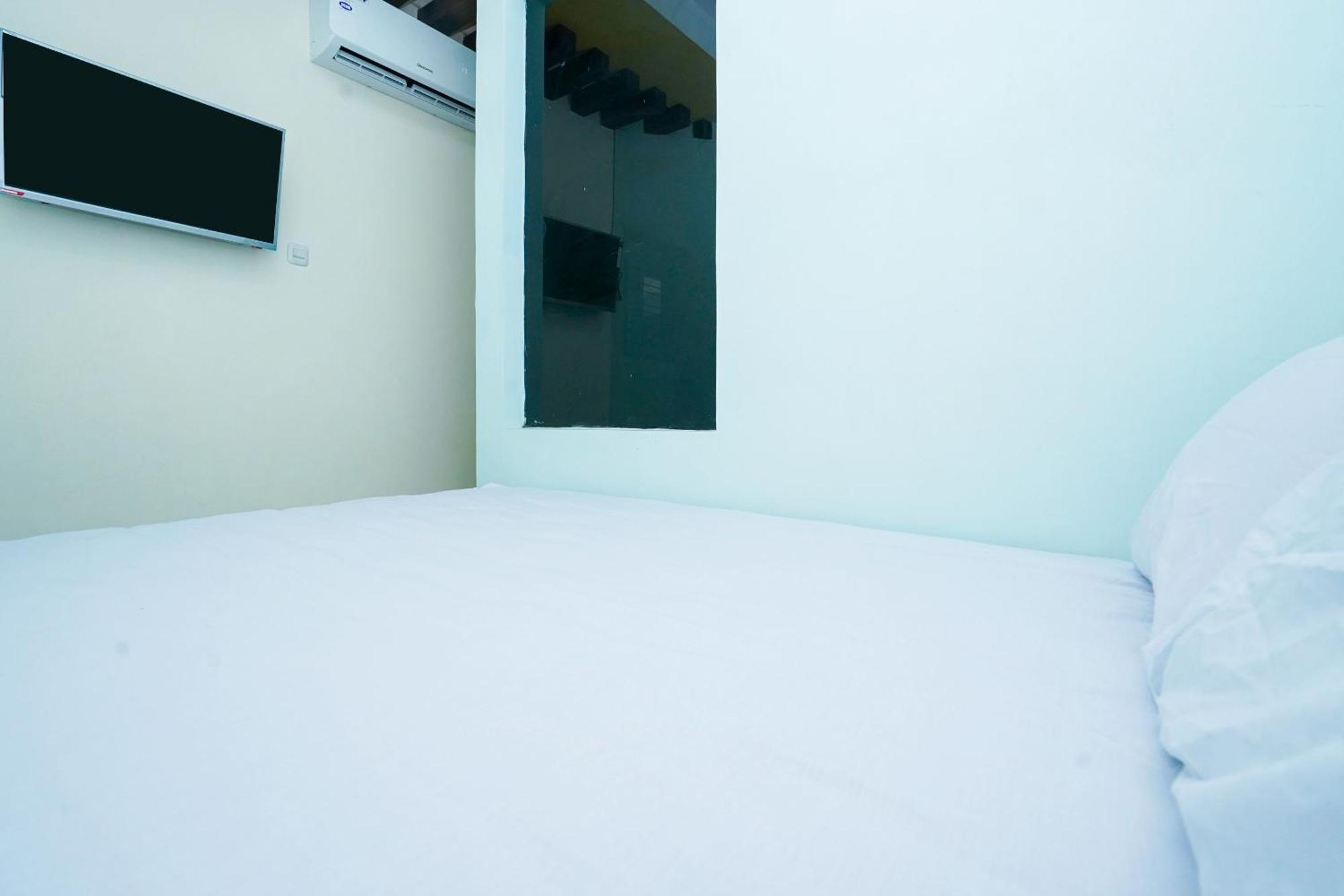 Готель Oyo Life 2309 Kost Si Mbok Vivi Сурабая Екстер'єр фото