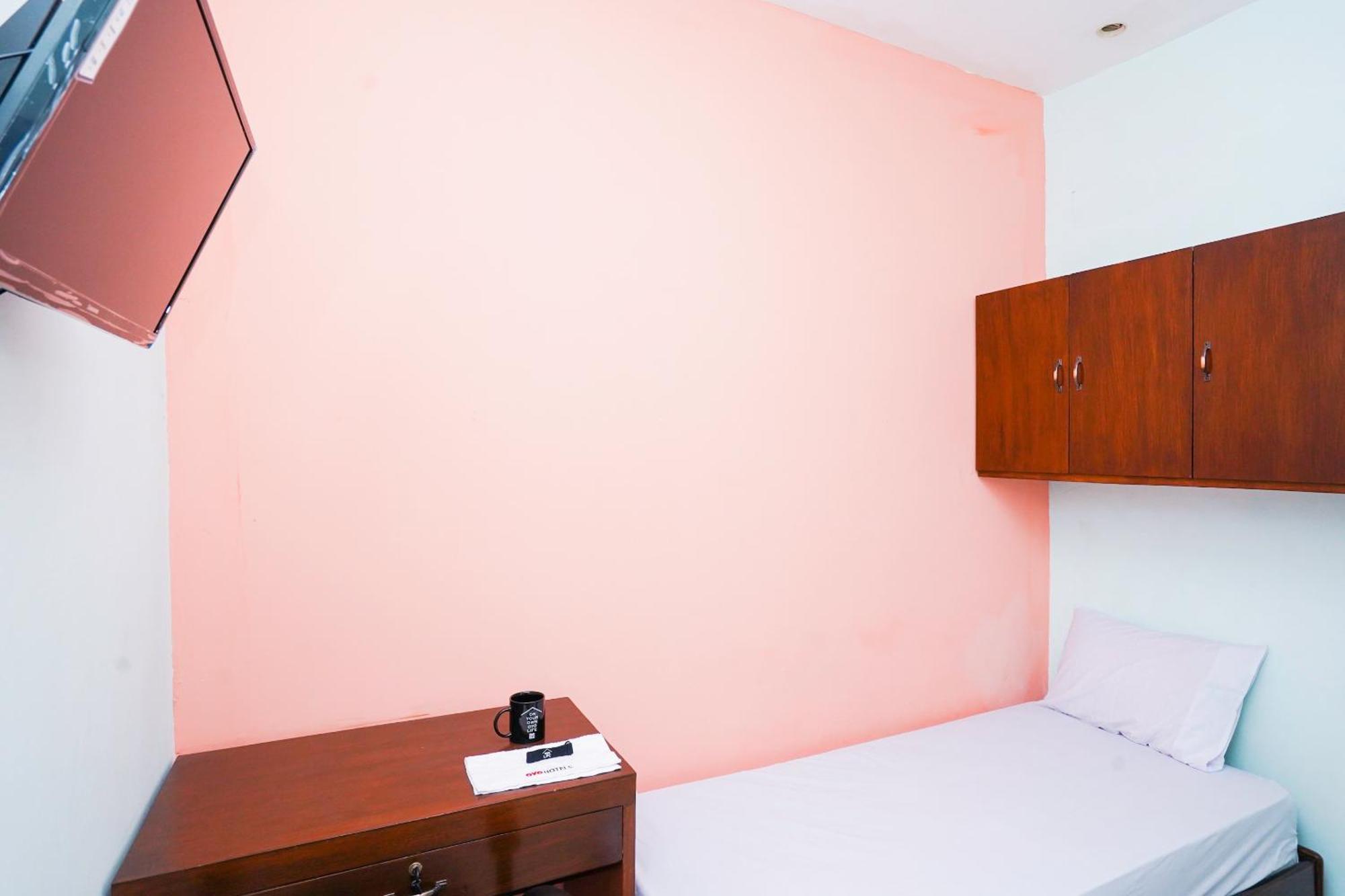 Готель Oyo Life 2309 Kost Si Mbok Vivi Сурабая Екстер'єр фото