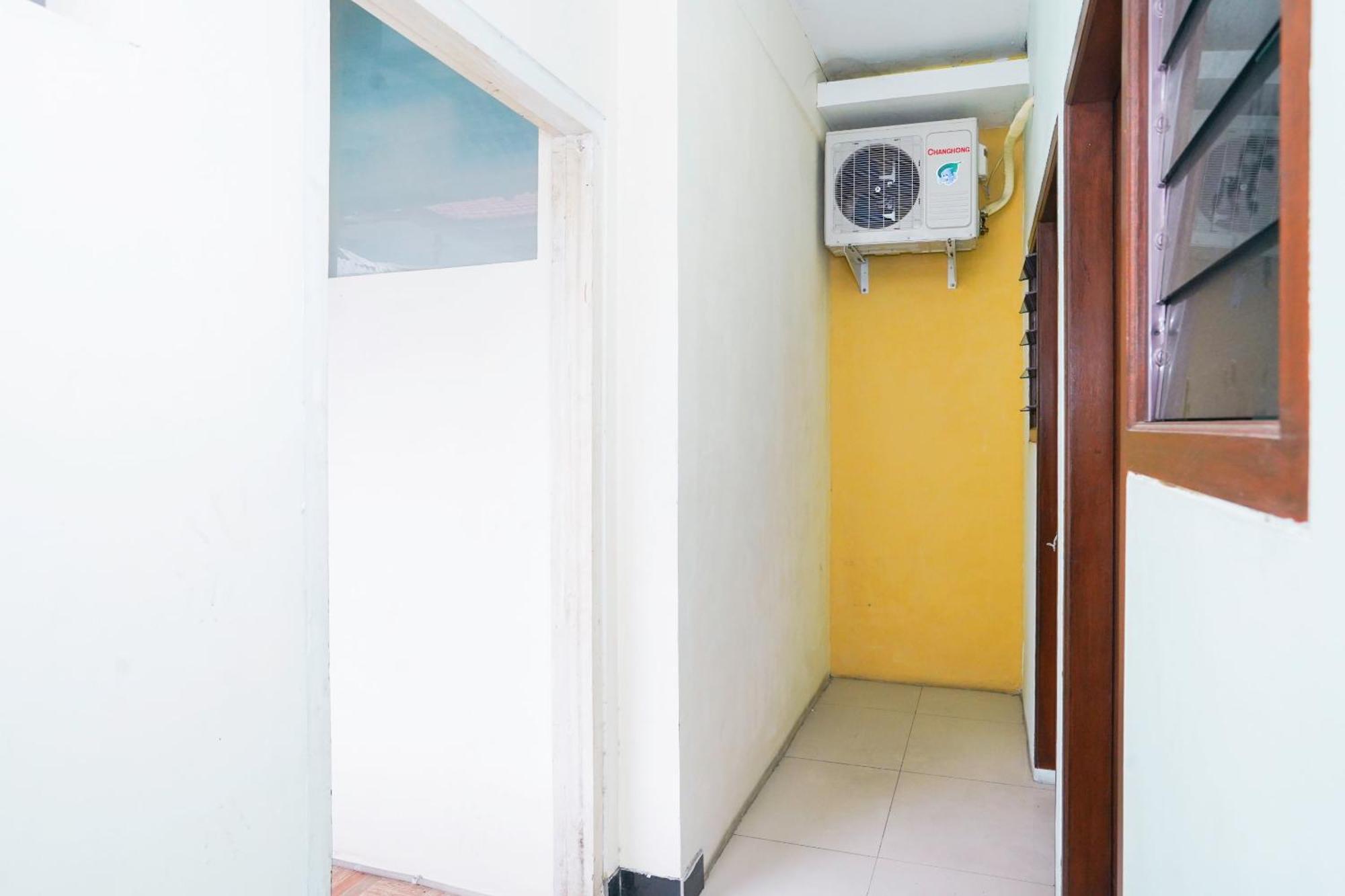 Готель Oyo Life 2309 Kost Si Mbok Vivi Сурабая Екстер'єр фото