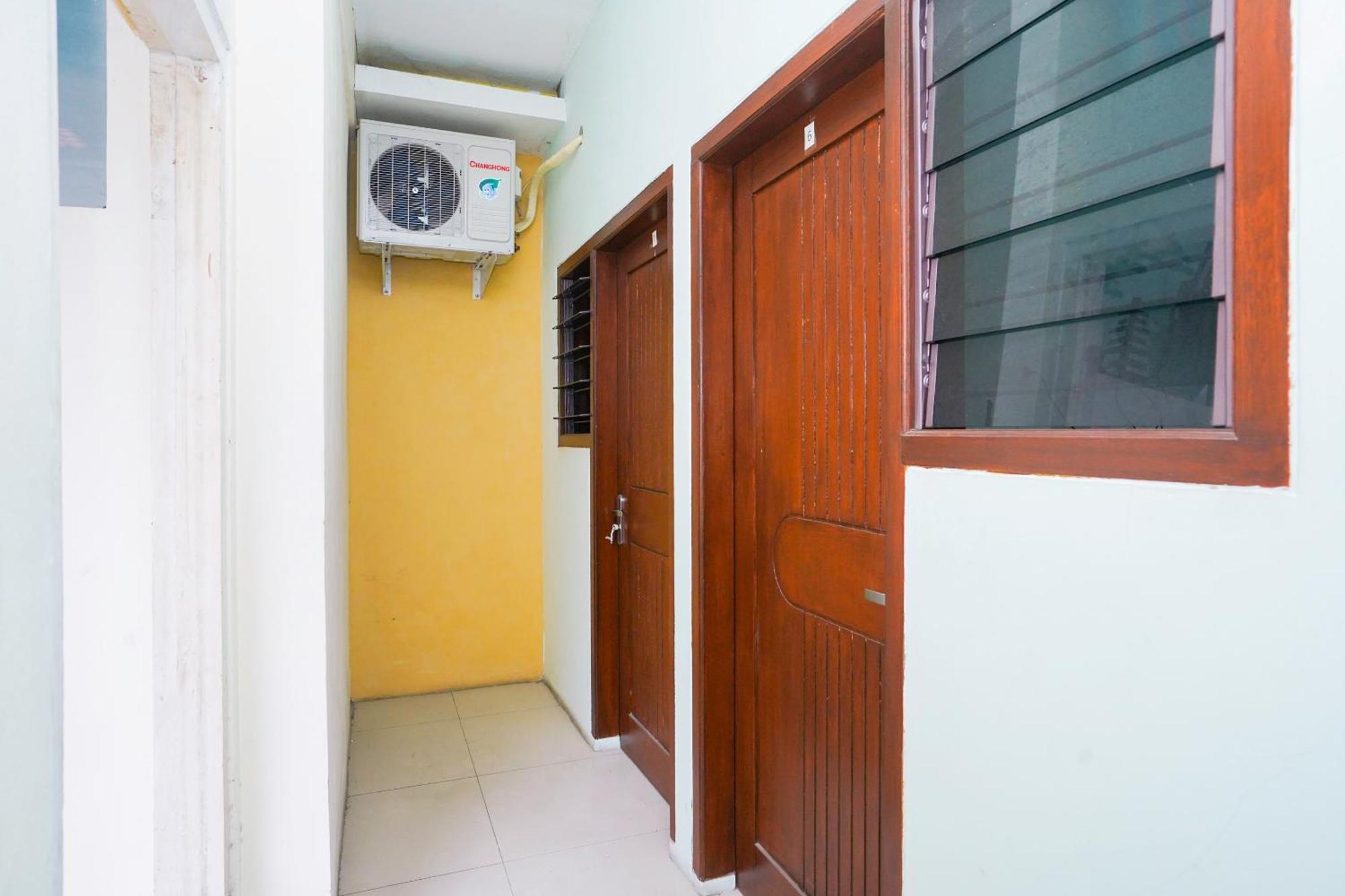 Готель Oyo Life 2309 Kost Si Mbok Vivi Сурабая Екстер'єр фото