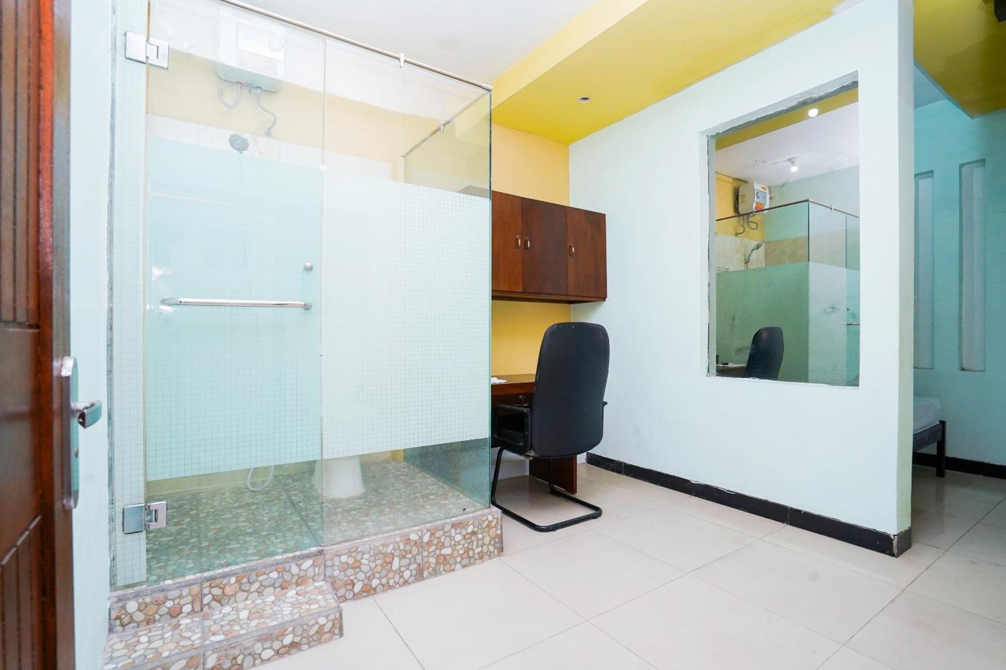 Готель Oyo Life 2309 Kost Si Mbok Vivi Сурабая Екстер'єр фото