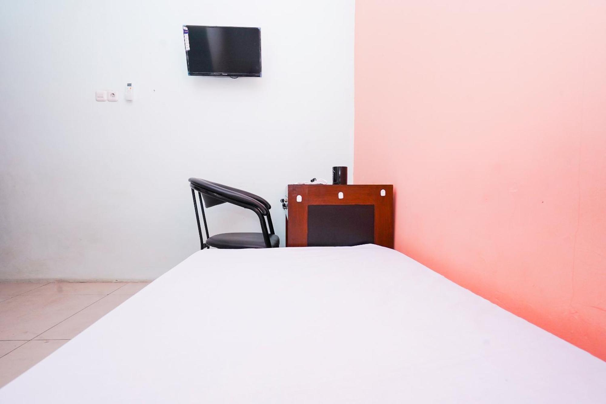 Готель Oyo Life 2309 Kost Si Mbok Vivi Сурабая Екстер'єр фото